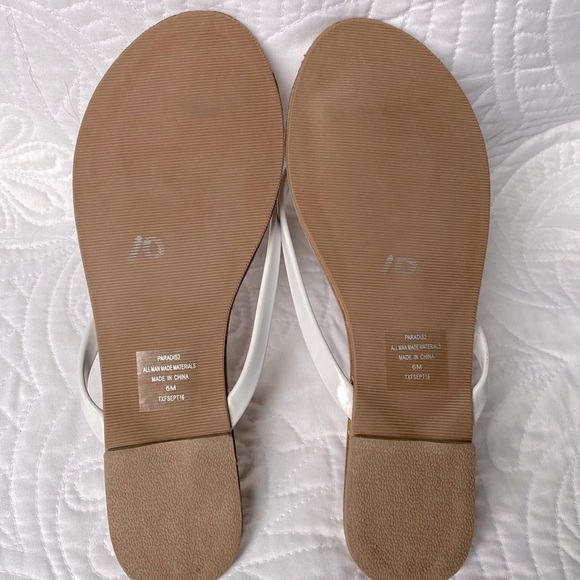 UNIONBAY Women’s Sz6 White Pleather Flip Flops - Picture 3 of 7